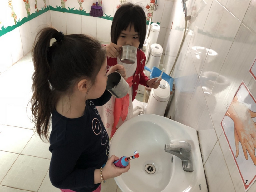 D:\NHẬT LINH\NĂM HỌC 2022 - 2023\BÀI VIẾT TRUYỀN THÔNG\Ảnh nền\ảnh trẻ đánh răng.jpg