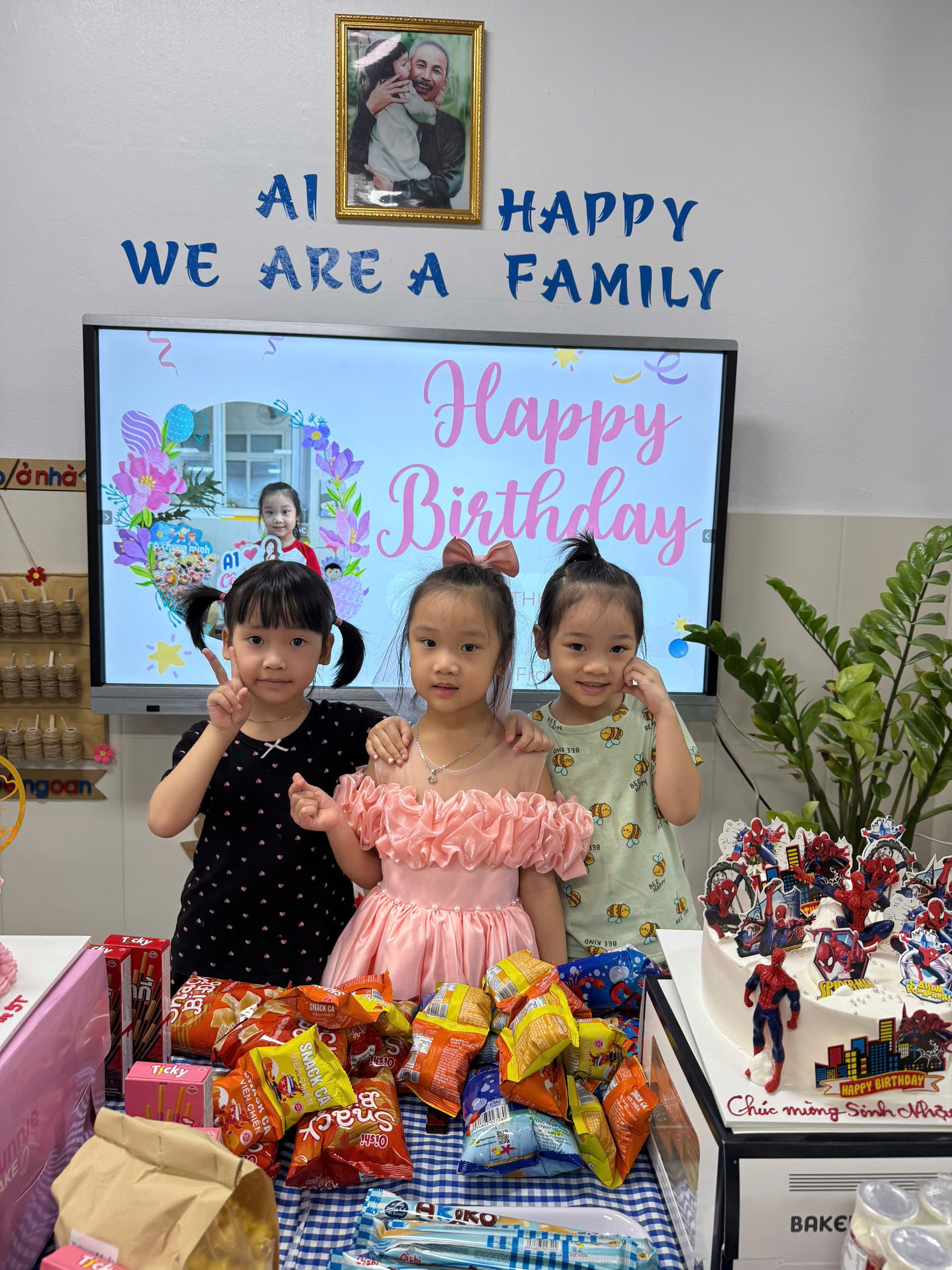 D:\2023-2024\BÀI VIẾT TRUYỀN THÔNG\sinh nhật\z6995792237363_5262f53b6f9093368b2fb66437ede157.jpg